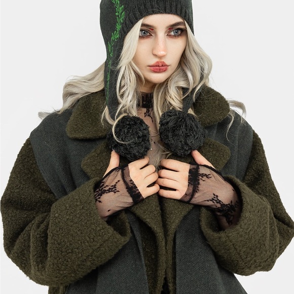 DISTURBIA Fable Embroidered Bonnet Hat - Picture 5 of 6